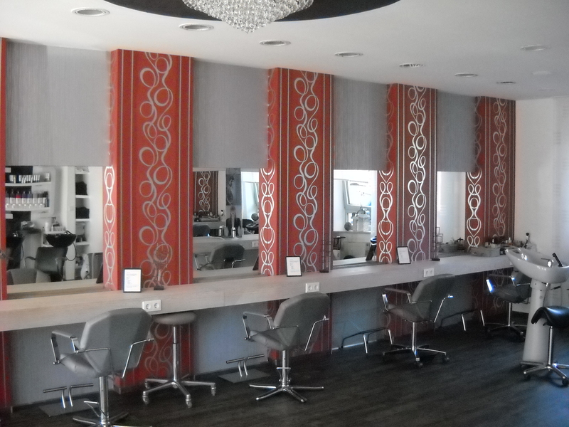 Tapete in roter Optik im Friseursalon.