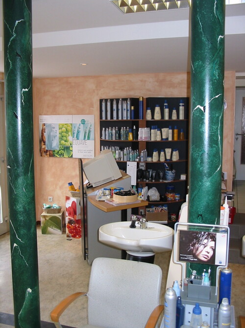 Säulen im Friseursalon.