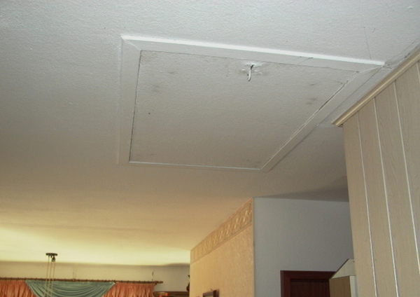 Hier sieht man das die Decke vor einer Spanndecke mit Dachluke.