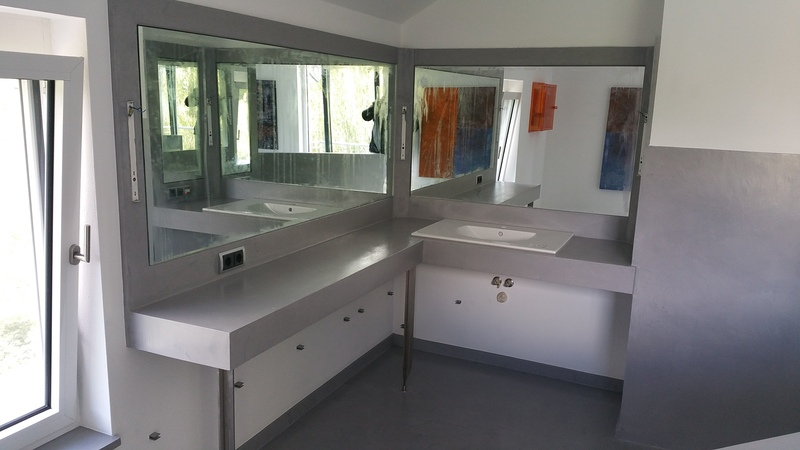 Hier ist das Bad zu sehen, nachdem es mit Beton Cire verschönert wurde.