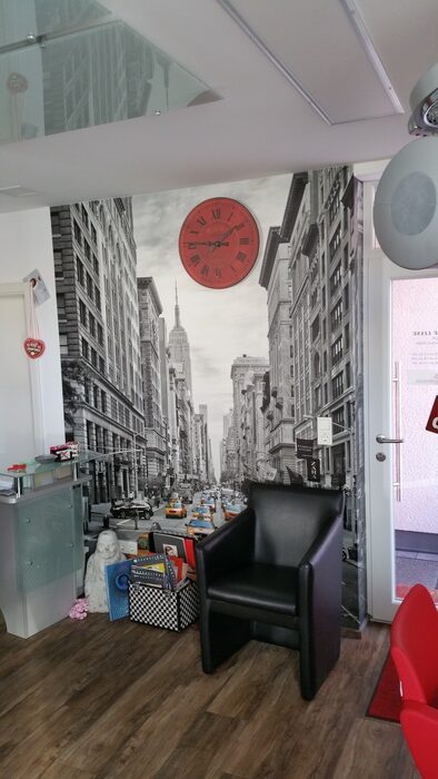 Skyline-Tapete im Friseursalon.