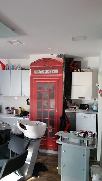 Telefonzellen-Tapete im Friseursalon.