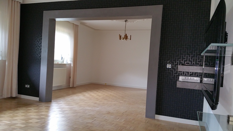 Schwarze, Futuristische Tapete im Wohnzimmer.