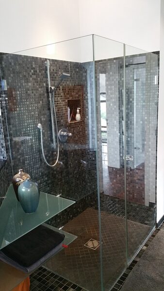 Hier ist die Dusche vor der Verschönerung durch Beton Cire zu sehen.