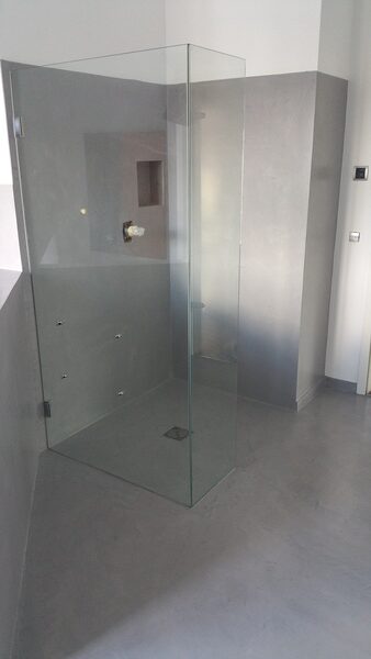 Hier ist die Dusche nach der Verschönerung durch Beton Cire zu sehen.