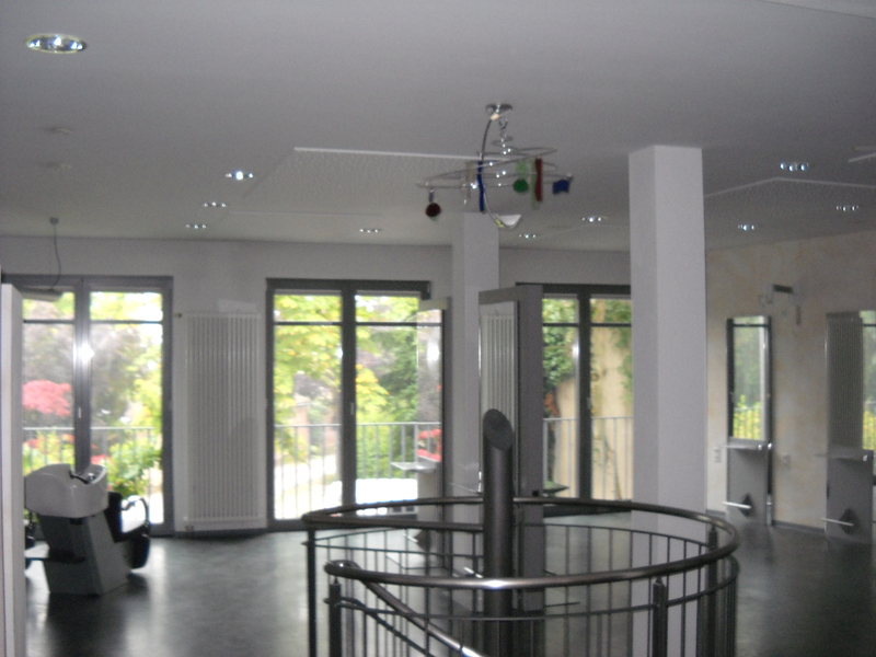 So sieht die Decke im Friseursalon vor der Installation der Spanndecken aus.