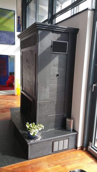 Hier ist der Kamin vor der Verzierung mit Beton Cire zu sehen.