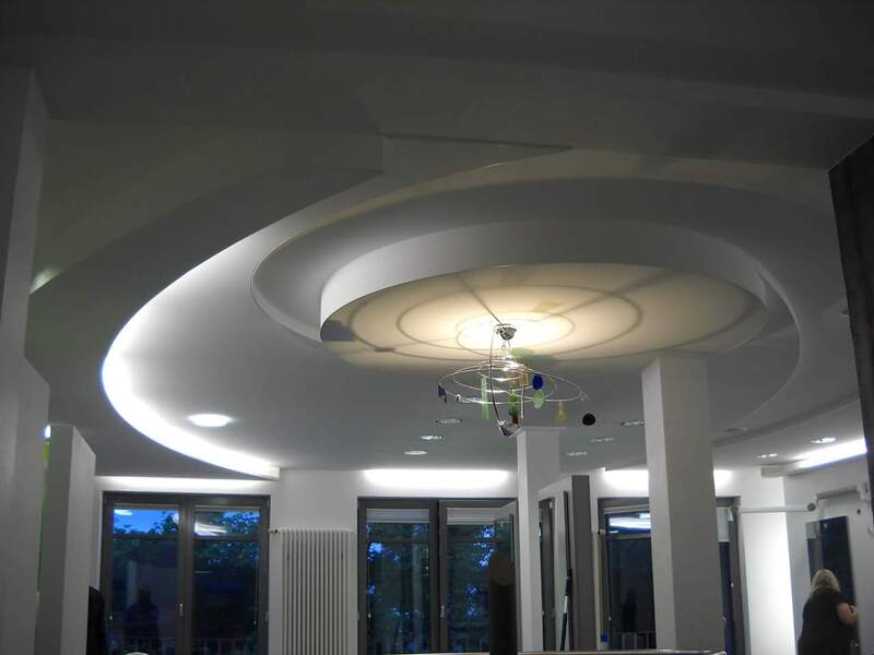 So sieht die Decke im Friseursalon nach der Installation der Spanndecken aus.