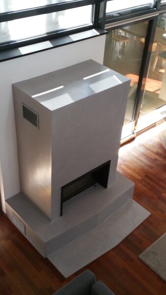 Hier ist der Kamin nach der Verzierung mit Beton Cire zu sehen.