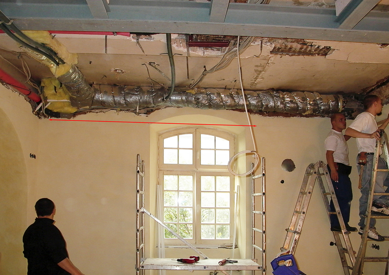 Hier sieht man den Raum mit Fensteraussparung vor Installation der Spanndecke.