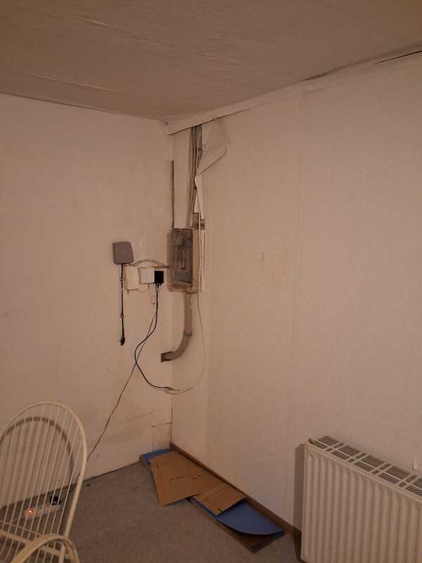 Trockenbau-Arbeiten in der Ecke, vorher.