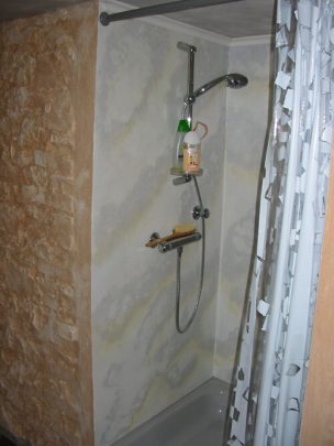 Dusche in Marmor-Optik.