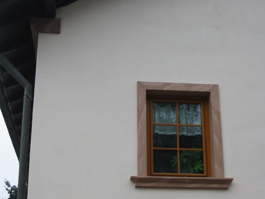Fenster Außenseite in Sandstein Optik.