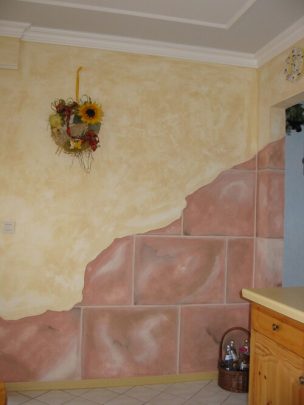 Sandstein-Putz-Optik an der Hauswand.
